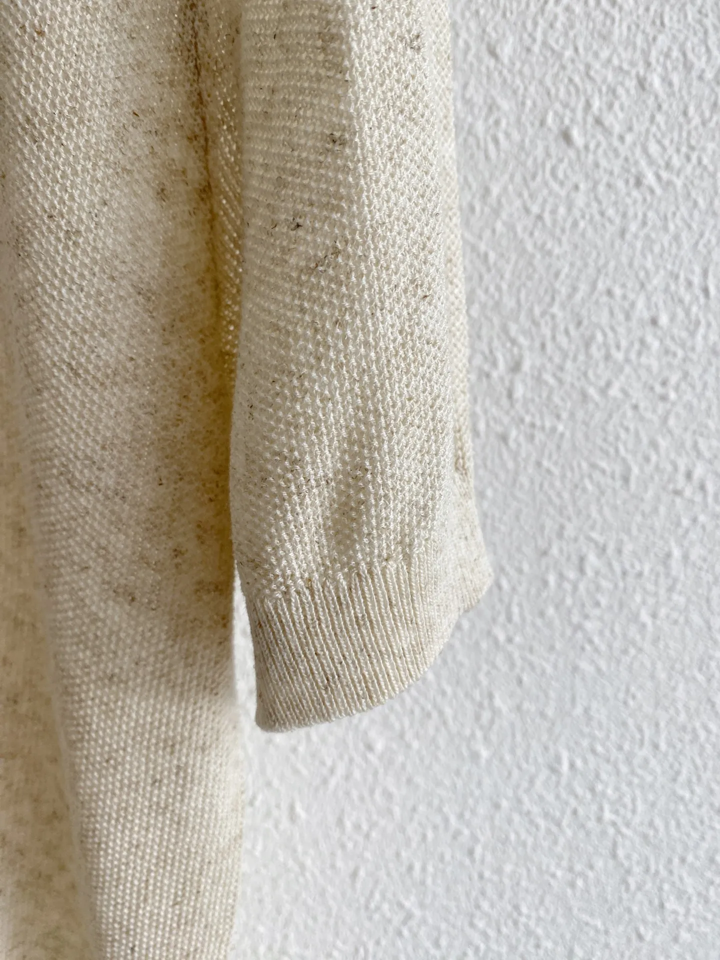 The entire Loro Piana piece is made of fine plain knitting technology, without unnecessary patterns, and relies solely on clean texture. Fabrics of this kind of weave are usually thinner, breathable, smooth to the touch, and have a soft matte texture, which is very consistent with the old-money style aesthetic of "low-key and noble". Sizes:M-3XL